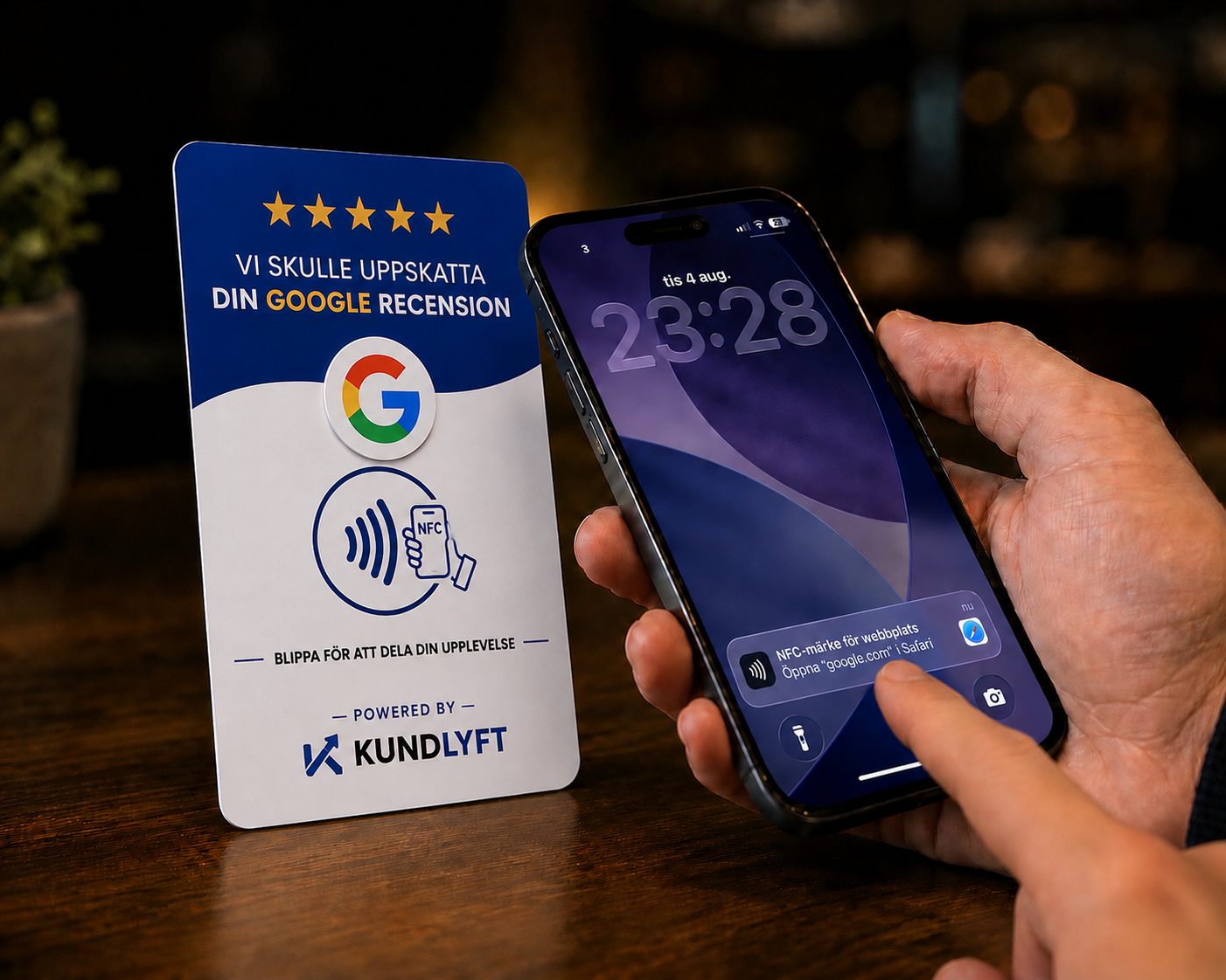 Kund håller telefonen mot KUNDLYFT NFC-recensionskort